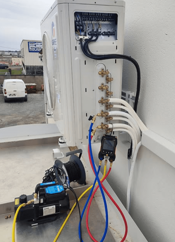 Mise en service d'une climatisation réversible Gree par ClimElec17 à La Rochelle.